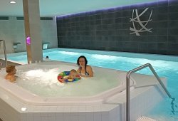 Saša v Pohodovém bazénu.jpg